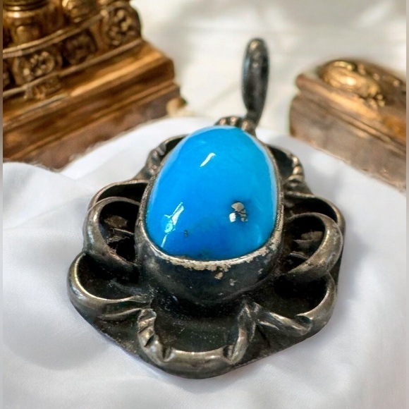 Vintage Native Sterling Turquoise Floral Pendant - Picture 4 of 10
